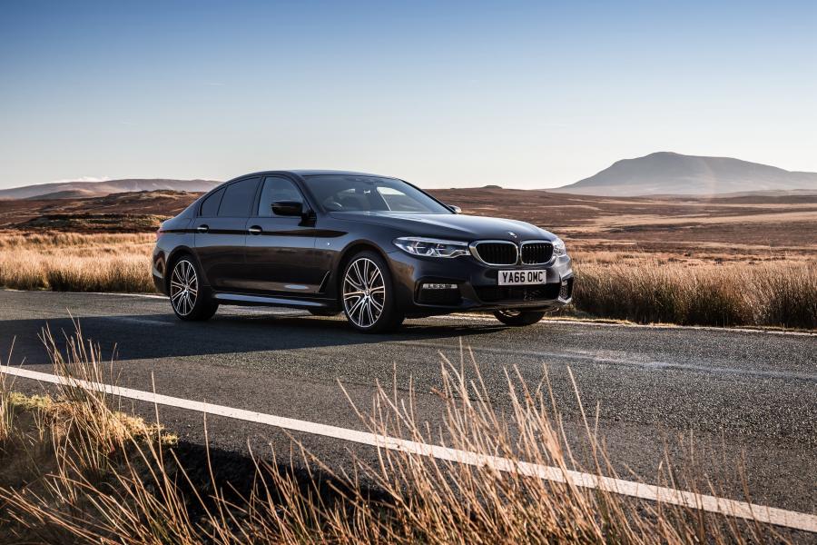  BMW 530i xDrive Sedan M Sport 2017 года  (UK) (фото 3 из 23)